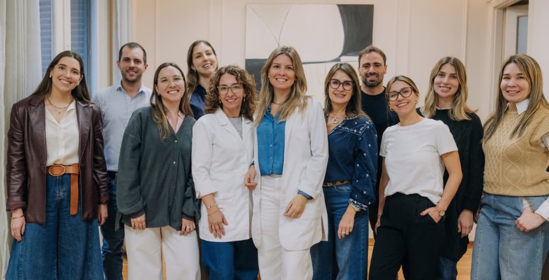 Equipo de profesionales de MEDICLINIQ reunido en la clínica